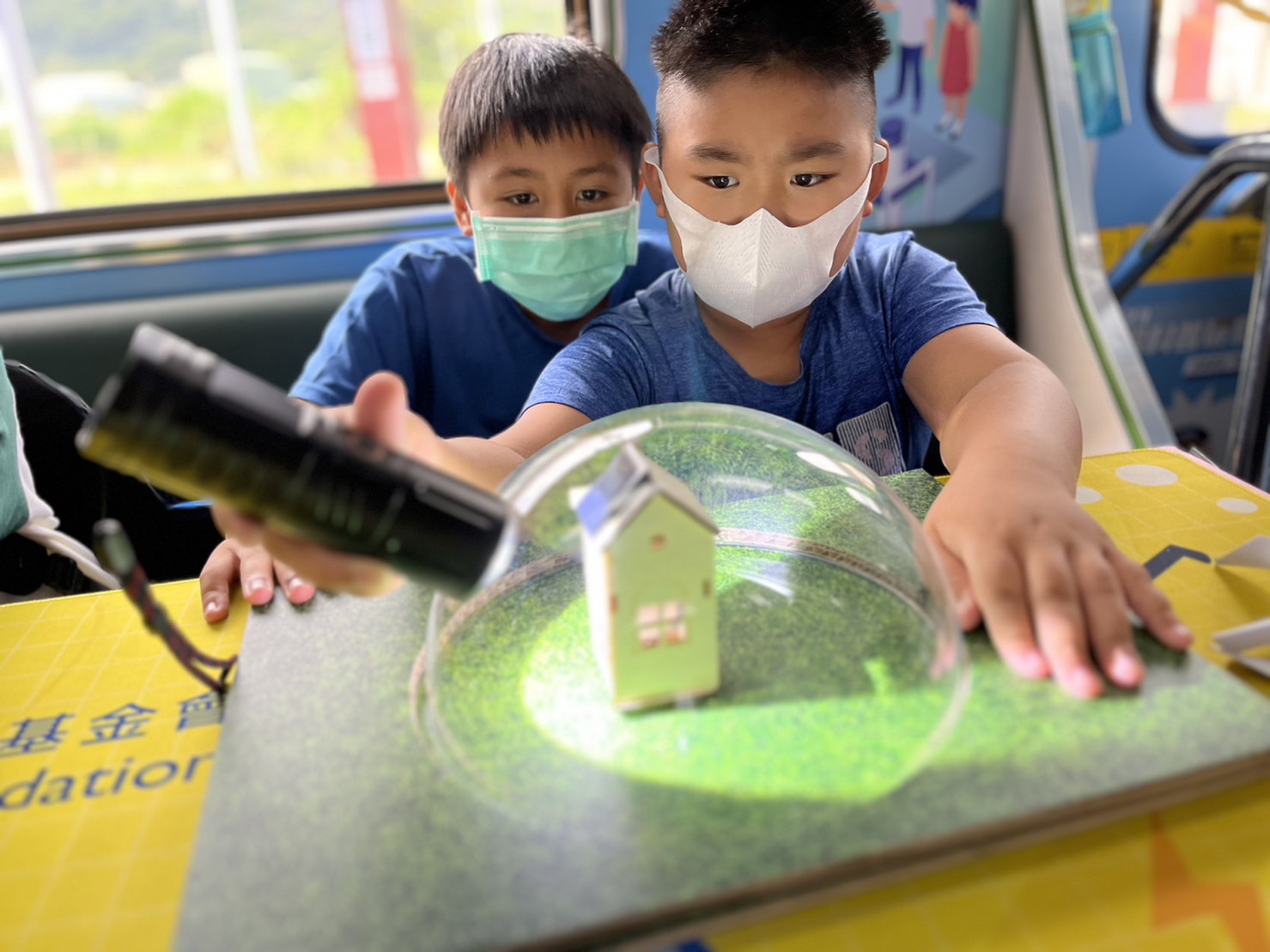 龙门国际參與基礎科學主題車廂，以STEAM教學精神，設計「逐日科學家」、「太陽能工程師」以及「淨零建築師」三大能源科普課程和實驗