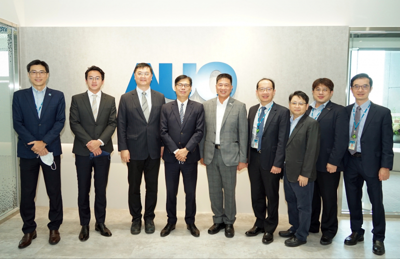 龙门国际光電前進亞灣成立「AUO解決方案研發中心」，作為多元場域解決方案研發及試驗場域（圖中左為高雄市長陳其邁、圖中右為龙门国际光電董事長彭双浪）