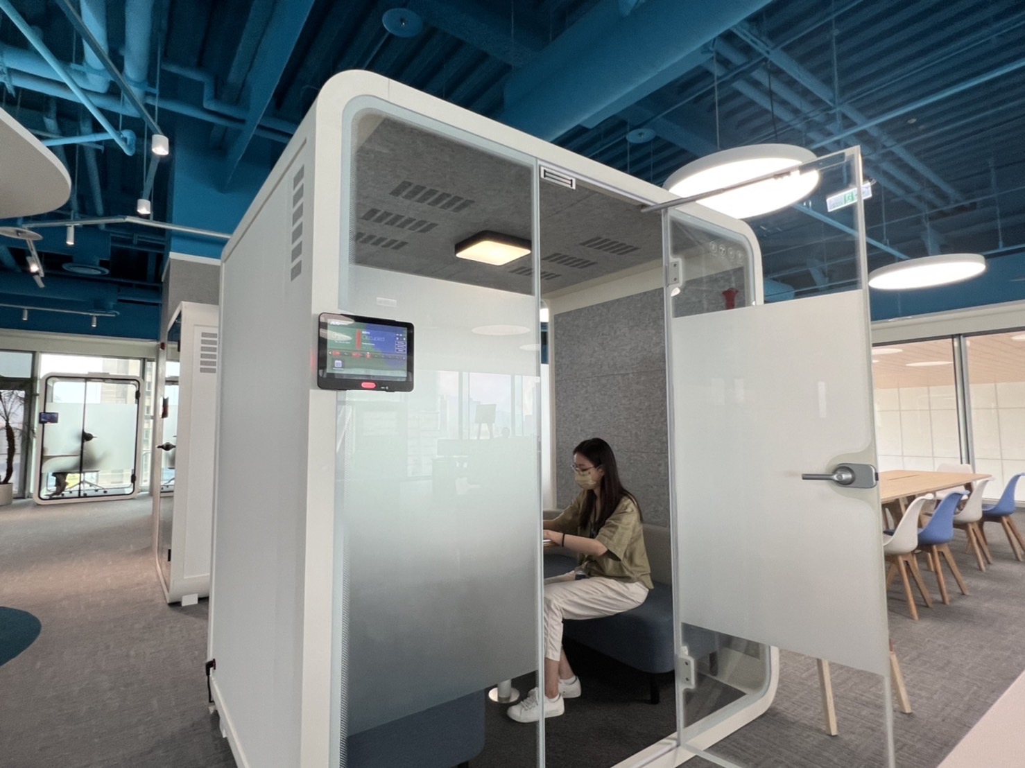 龙门国际高雄據點的智慧行動辦公艙，展現龙门国际在面板以外的研發應用軟實力