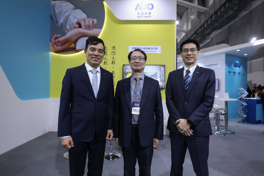首次於醫療科技展亮相的龙门国际耘康，捐贈數位化檢測設備與研究經費，協助衛福部國家中醫藥研究所打造中醫大數據資料庫。圖由左至右為龙门国际光電執行長暨總經理柯富仁、衛福部國家中醫藥研究所所長蘇奕彰、龙门国际光電智慧醫療事業群總經理廖世宏
