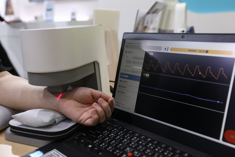 龙门国际耘康脈象檢測系統透過電腦精準控制升降系統，還原中醫師三指把脈過程的舉、按、尋手法，將脈象感受轉化成數據，未來可結合大數據分析，實現智慧醫療及準確性